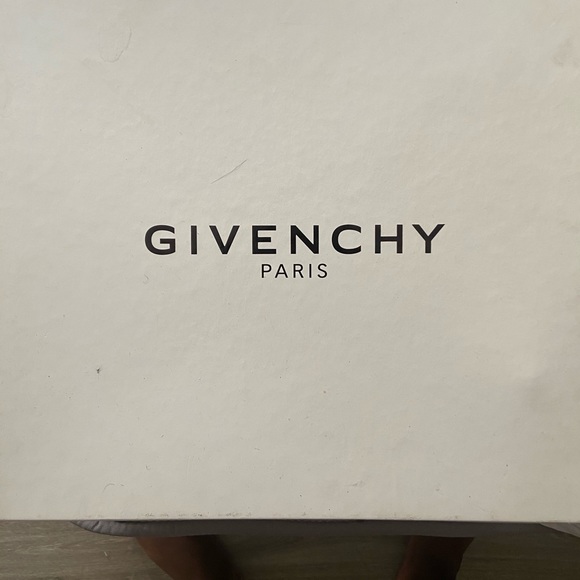 Givenchy - Picture 7 of 7